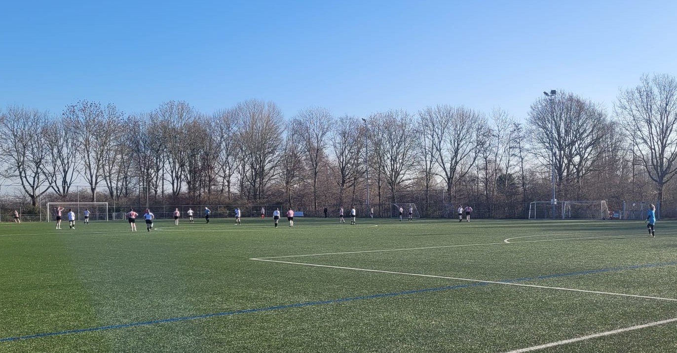 Vrouwen 1e en 2e verliezen en 3e gelijk tegen koploper