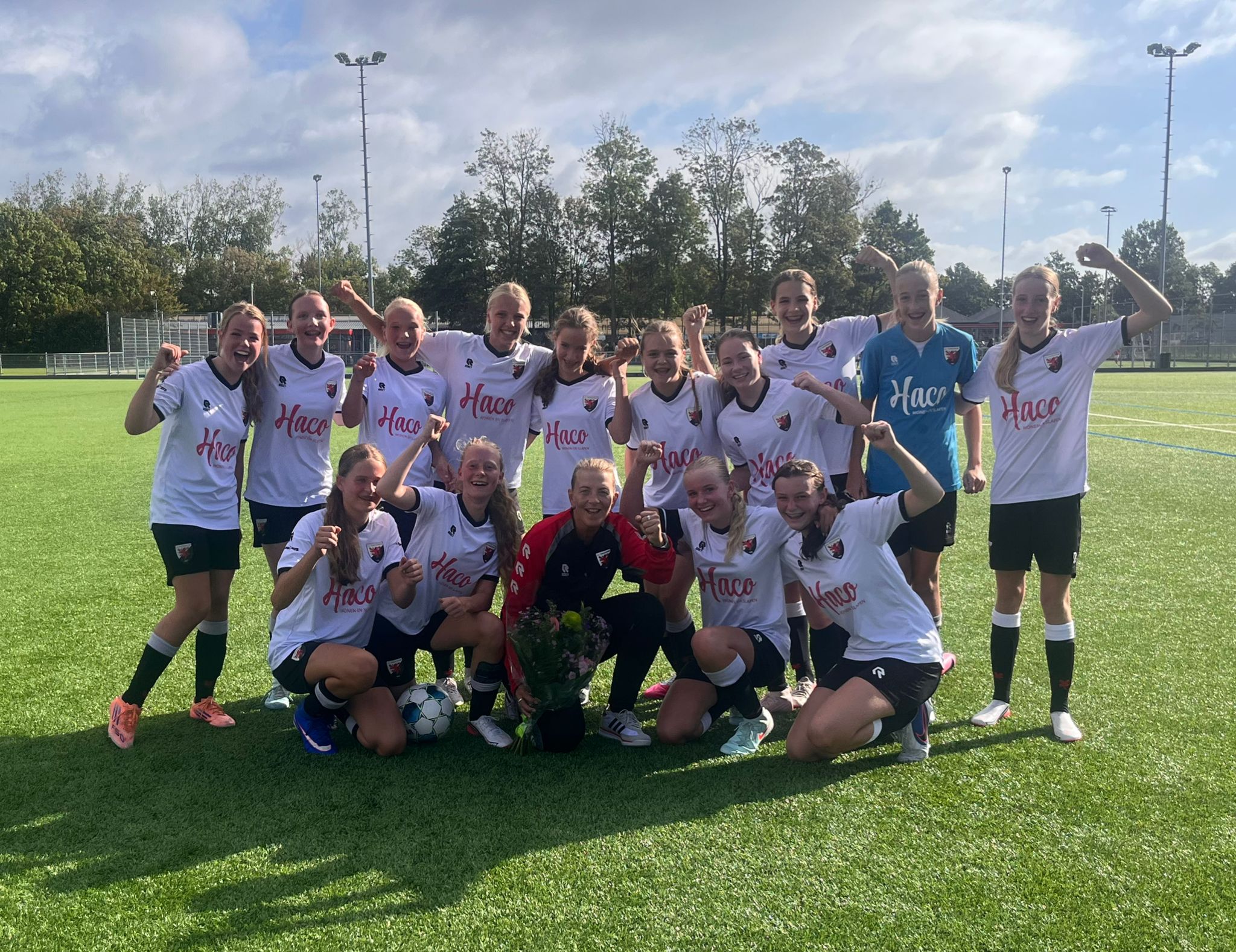 Nieuw seizoen, nieuwe trainster én een vliegende start voor VV Naaldwijk MO15-1!